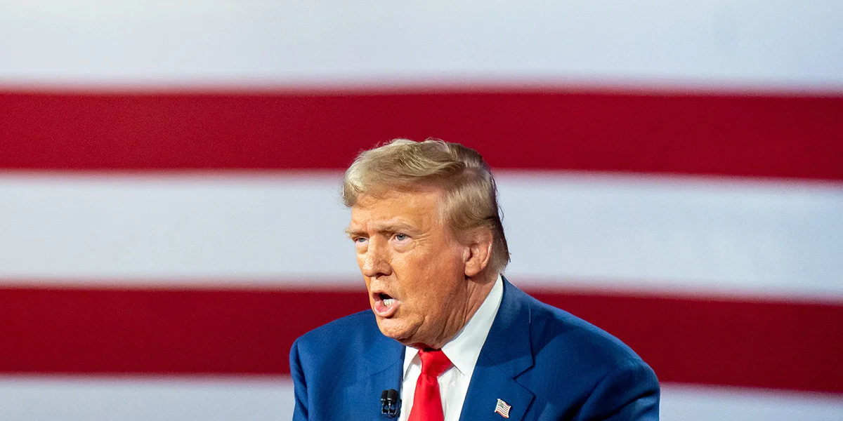 Donald Trump justifiéiert Stroftaxen an eventuell Kierzunge vun den Hëllefe fir d'Ukrain | © picture alliance
