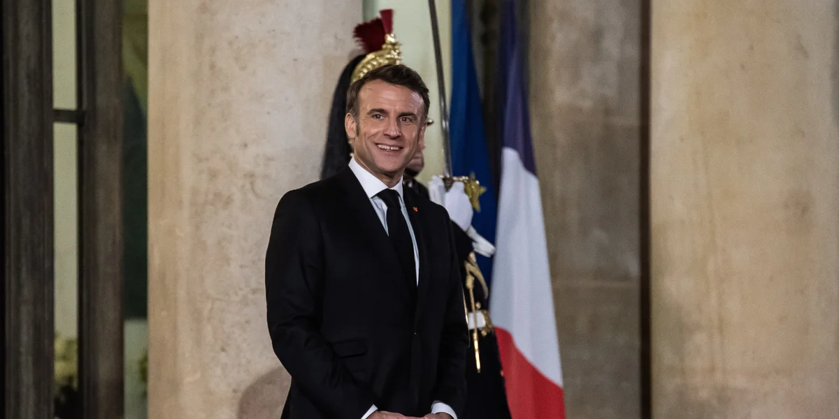 Den Emmanuel Macron versicht d’Kritik um Mini-Sommet ze entschäerfen | © Foto: picture alliance / NurPhoto | Andrea Savorani Neri