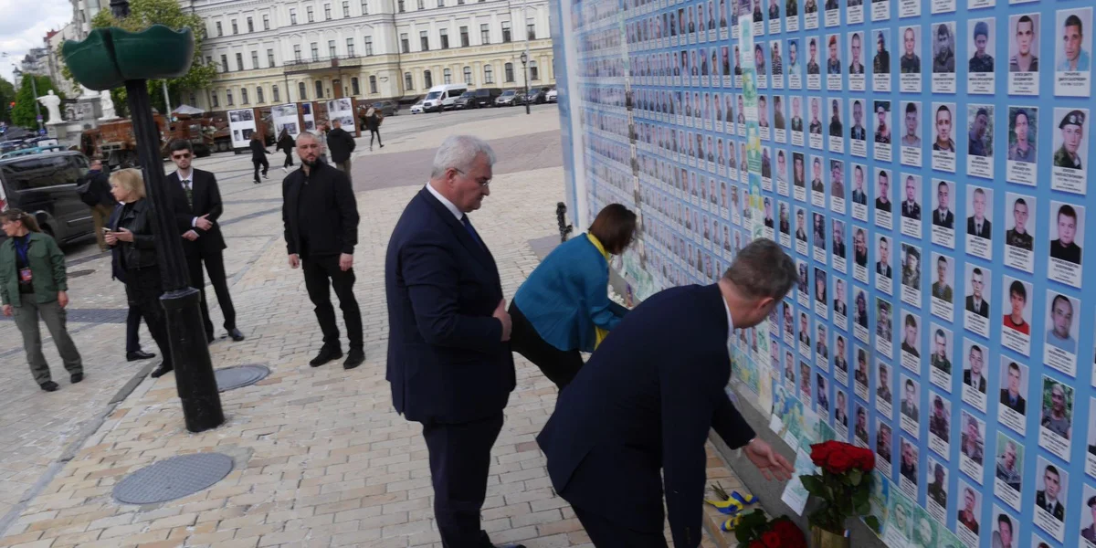 D’Defenseministerin Yuriko Backes an den Ausseminister Xavier Bettel leeë Blumme virun der Wall of remembrance néier. Dat a Presenz vum ukraineschen Ausseminister Andrii Sibya. | © MAE D’Defenseministerin Yuriko Backes an den Ausseminister Xavier Bettel leeë Blumme virun der Wall of remembrance néier. Dat a Presenz vum ukraineschen Ausseminister Andrii Sibya. | © MAE