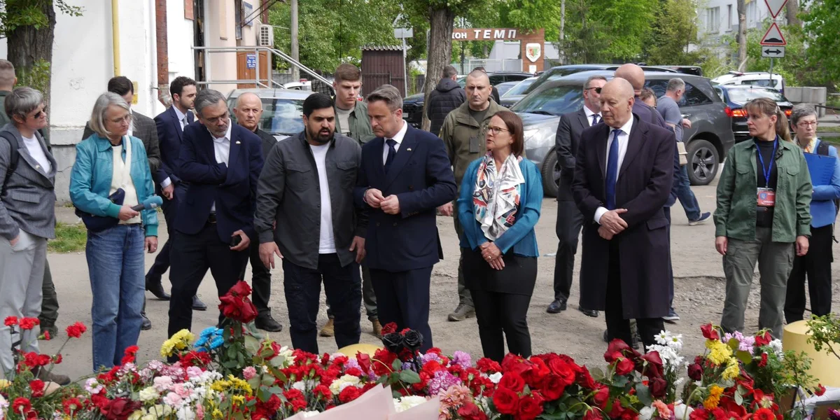 Déi Plaz an engem Wunnquartier wou den 23. Abrëll, russesch Rakéiten ageschloen hunn. 13 Persoune sinn dobäi ëm d’Liewe komm. | © MAE Déi Plaz an engem Wunnquartier wou den 23. Abrëll, russesch Rakéiten ageschloen hunn. 13 Persoune sinn dobäi ëm d’Liewe komm. | © MAE