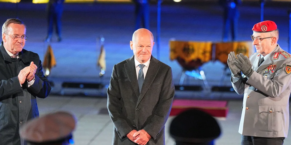 Leschten Optrëtt vum Olaf Scholz als Bundeskanzler um traditionellen Zapfenstreich