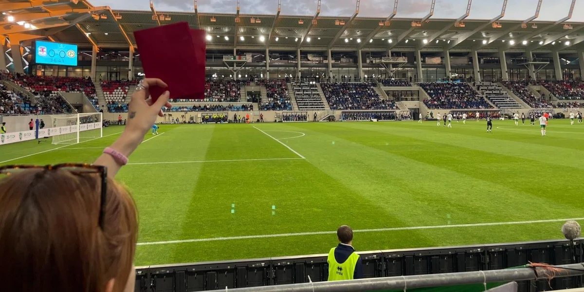 Frëndschaftsmatch tëschent Lëtzebuerg an Irland mat weidere Protester | © Carole Schimmer