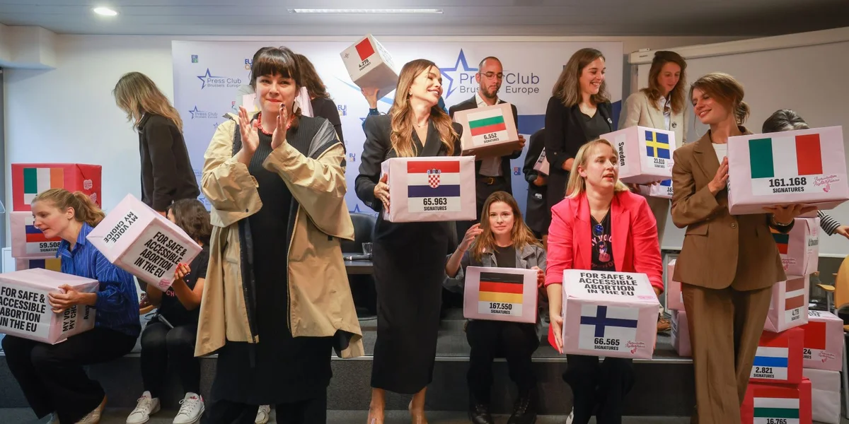 D'Biergerinitiativ "My Voice, My Choice" krut iwwer eng Millioun Ënnerschrëfte  | © EPA/OLIVIER HOSLET