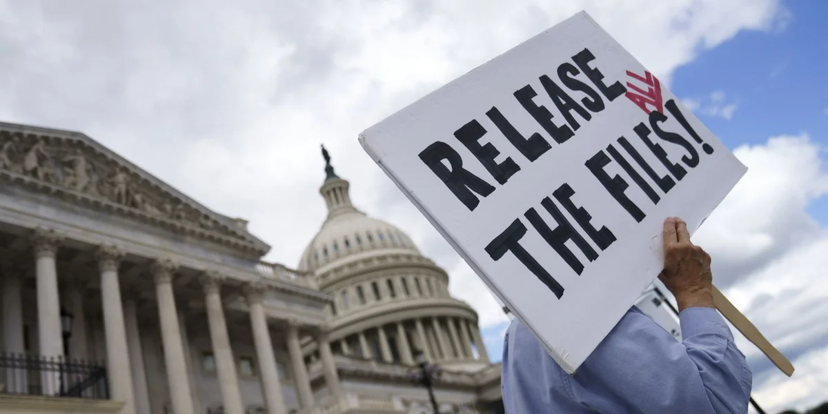 Nott vum Donald Trump un den Jeffrey Epstein soll opgetaucht sinn | ©  EPA/WILL OLIVER