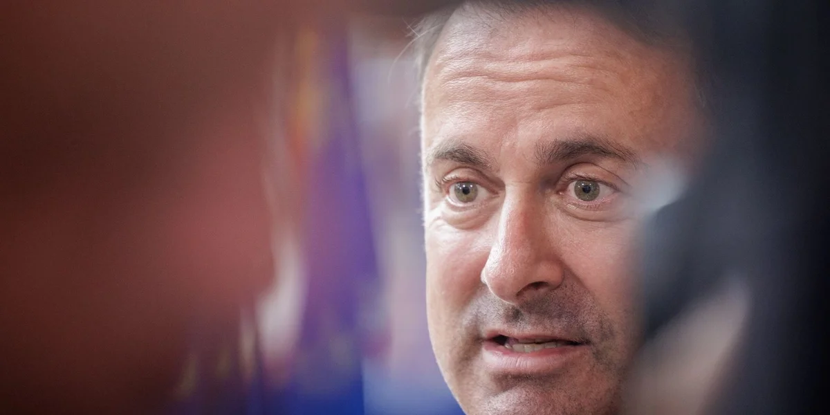 "Mir maache kee Blankoscheck un d'Fransousen" | © EPA/OLIVIER MATTHYS