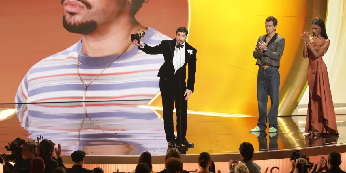 Bad Bunny kritt de Präis fir de beschten Album a kritiséiert a senger Ried d'ICE  | © EPA/CHRIS TORRES