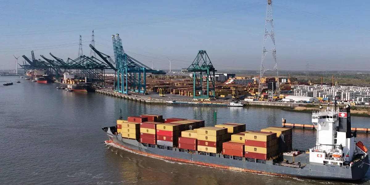 Schëffsverkéier am Hafe vun Antwerpen ass nees a Betrib | © EPA/Olivier Hoslet