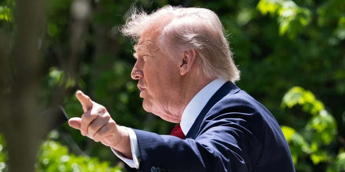 Donald Trump géint d’Medien: US-Sendere reduzéieren Trump-Couverture | © EPA/AARON SCHWARTZ / POOL