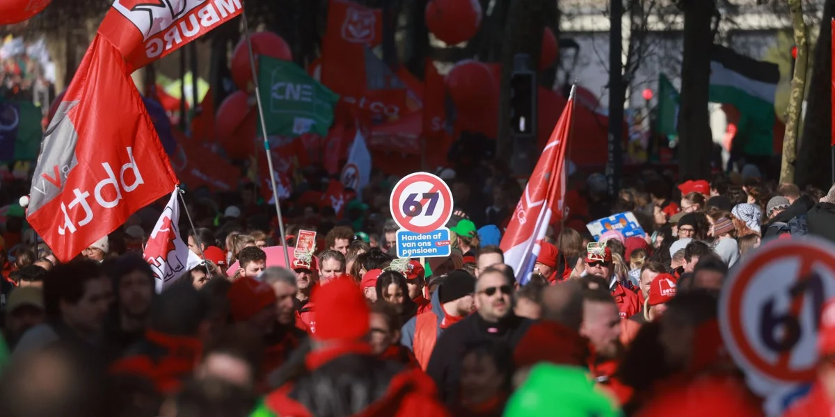 Dausende Manifestante géint déi belsch Regierung gi sech zu Bréissel erwaart | © EPA/OLIVIER HOSLET