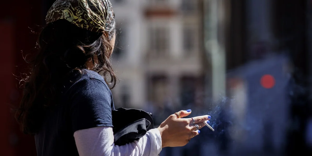 Een Drëttel vun den Awunner hei am Land fëmmt reegelméisseg | © EPA/TOLGA AKMEN