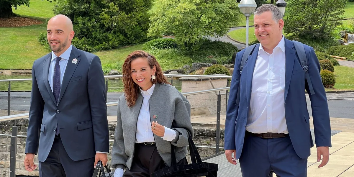 Tripartite: Déi dräi Säite schéngen openeen zouzegoen | © Pit Beffort