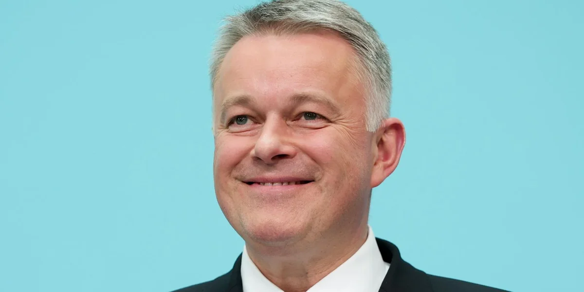 Interview mam Ministerpresident vu Rheinland-Pfalz: Ë.a. Grenzkontrollen am Fokus | © EPA/FILIP SINGER