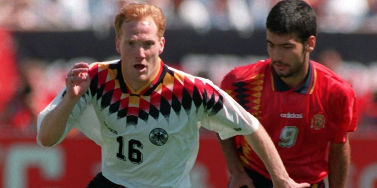 De Matthias Sammer (l.) am Duell mam Pep Guardiola. An der Gruppephas goung et fir Spuenien ënner anerem géint den Titelverdeedeger Däitschland. D’Resultat war een 1:1.  | © picture-alliance / dpa | Oliver Multhaup