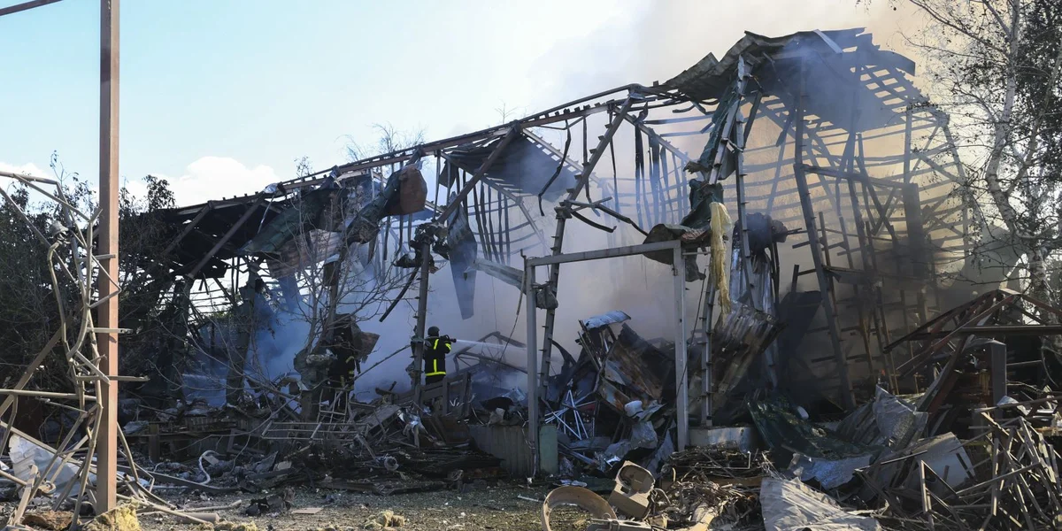 Hefteg russesch Ugrëffswell op d'Ukrain - Op d'mannst 17 Doudeger zu Kiew | © EPA/SERGEY KOZLOV