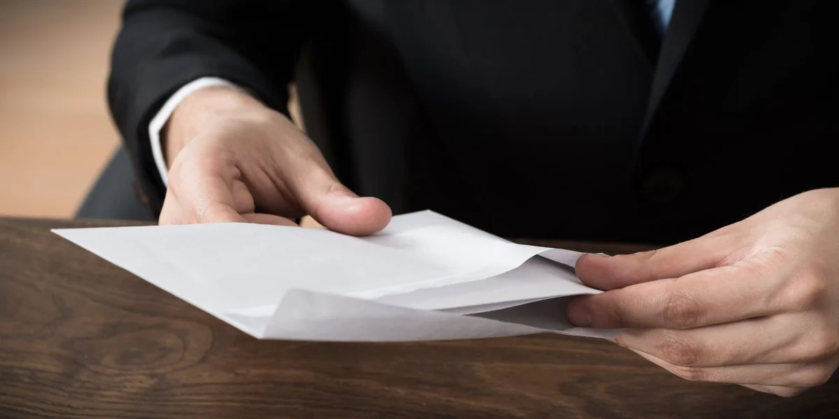  Affär ëm illegal Openthaltsgeneemegungen: Zwee anonym Bréiwer a vill Widderspréch | © Adobe Stock