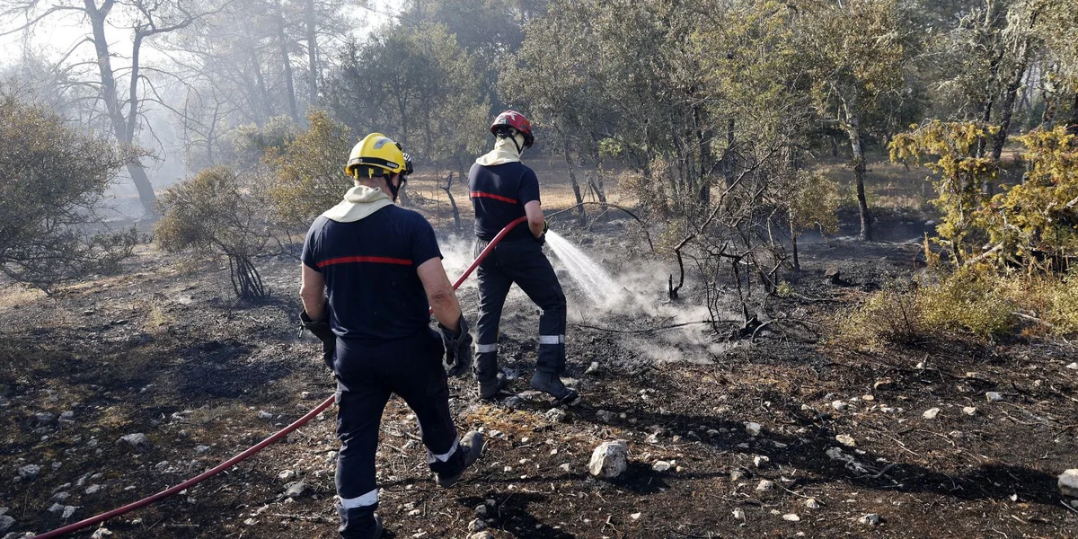 Bëschbränn am Departement Gironde: 55.000 Léit ronderëm Bordeaux evakuéiert | © EPA/SEBASTIEN NOGIER