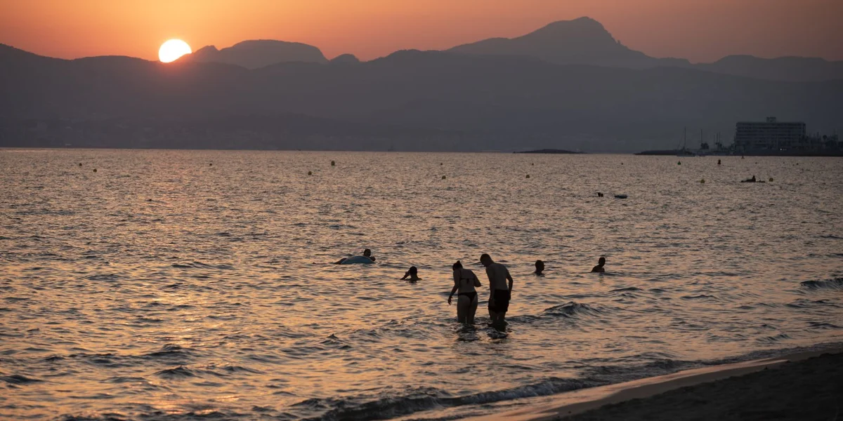 D'Mëttelmier viru Mallorca huet 33,02 Grad Celsius – esou waarm wéi nach ni  | © picture alliance/dpa | Clara Margais