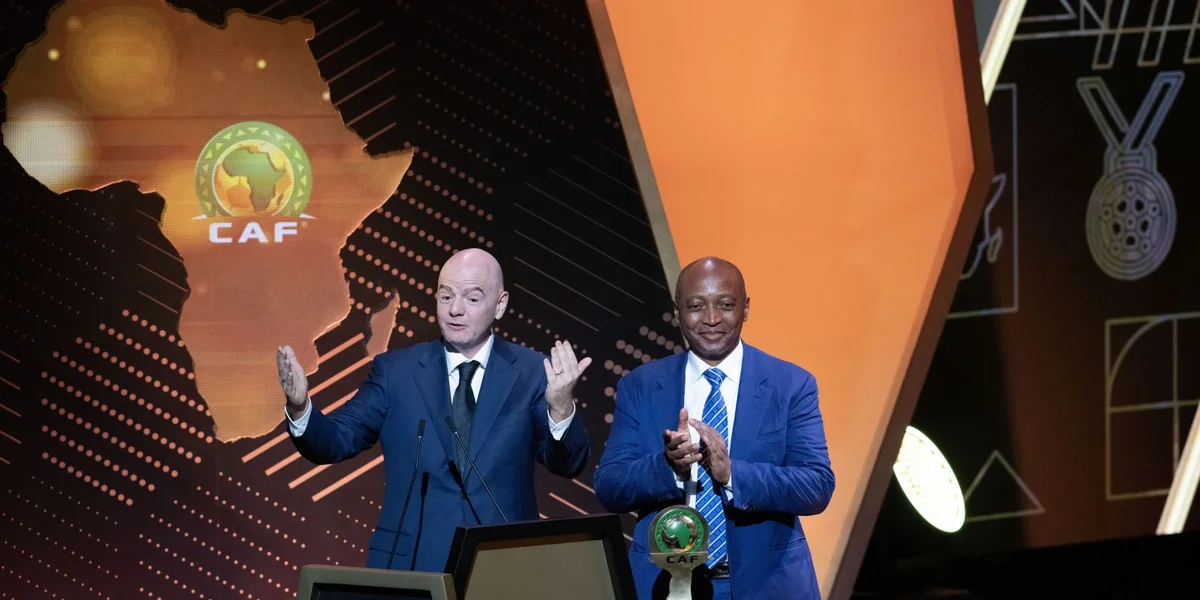 De FIFA-President Gianni Infantino mam CAF-President Patrice Motsepe | © EPA/JALAL MORCHIDI