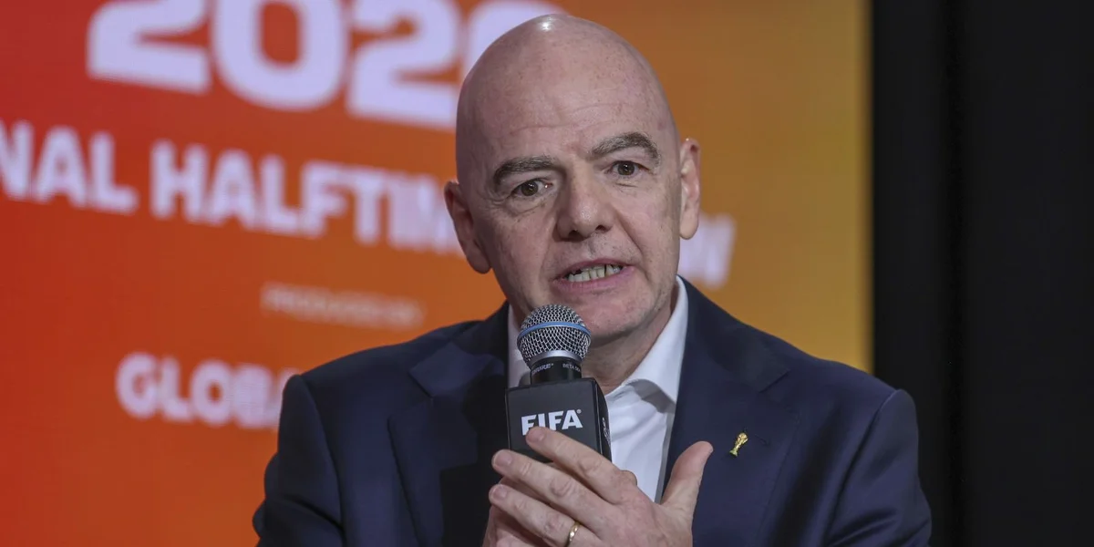 D’UEFA wëllt de FIFA-President Gianni Infantino verkloen | © EPA/SARAH YENESEL