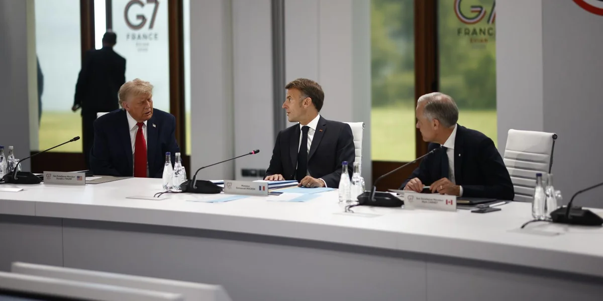 Zeeche setzen: Emmanuel Macron trëfft de kanadesche Premier Mark Carney | © EPA/YOAN VALAT