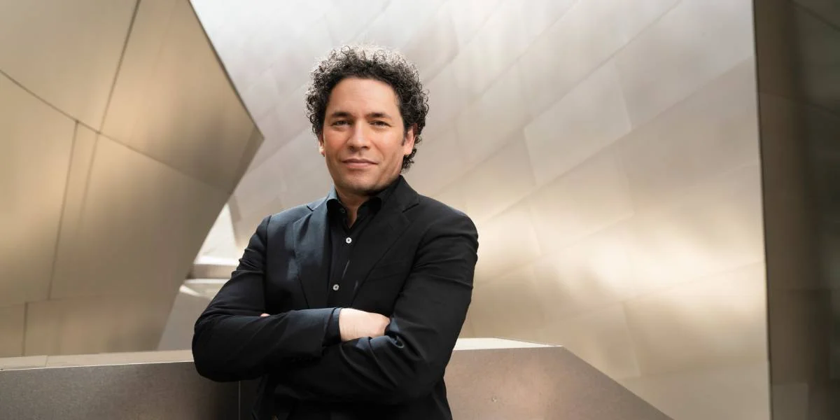 De Gustavo Dudamel ass bei der WM-Halftimeshow dobäi | © Smallz Raskind & LA Philharmonic / Quell: www.deutschegrammophon.com