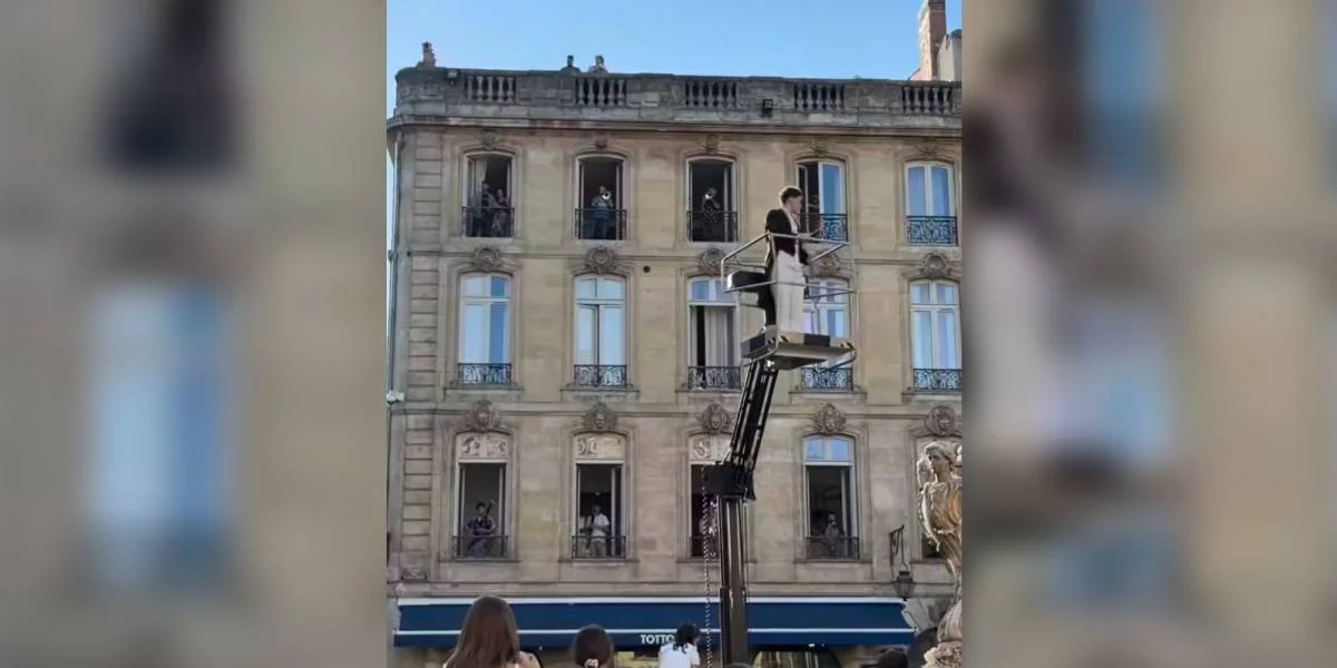 Vum Teleskop-Kran aus den Orchester dirigéiert | © Quell: Instagram /aussiesinbordeaux & classicfm