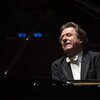 De Rudolf Buchbinder spillt dem Beethoven seng Concertoe fir Piano